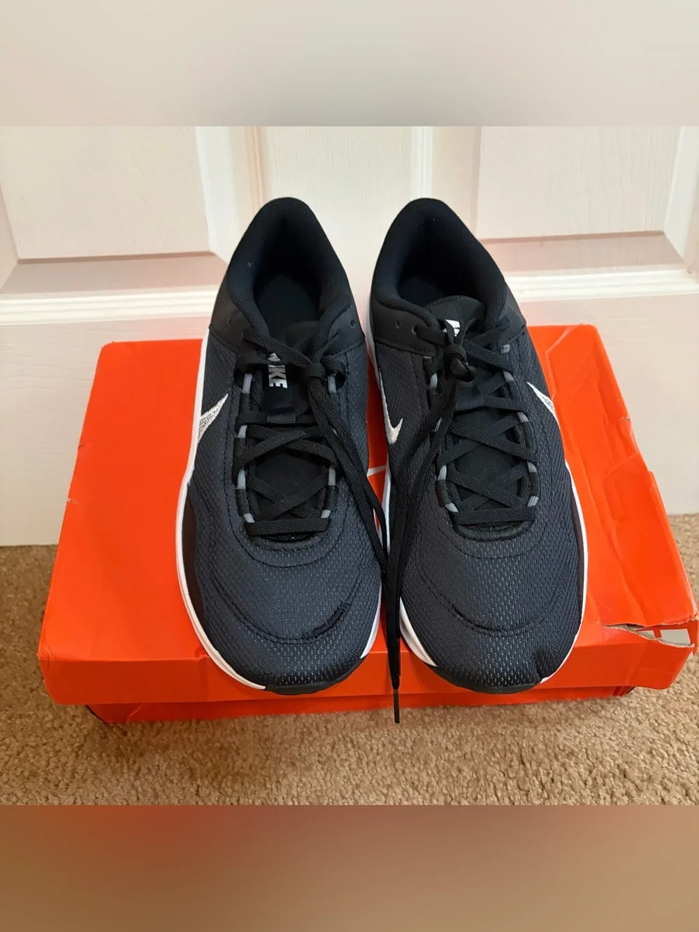 Nike NWT Legend Essential 3 Black and White Men's Athletic Running Shoes Size 9